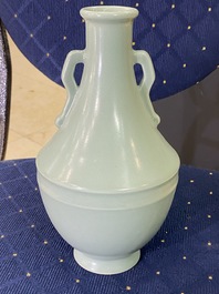 Un vase en porcelaine de Chine c&eacute;ladon monochrome, marque de Qianlong, R&eacute;publique